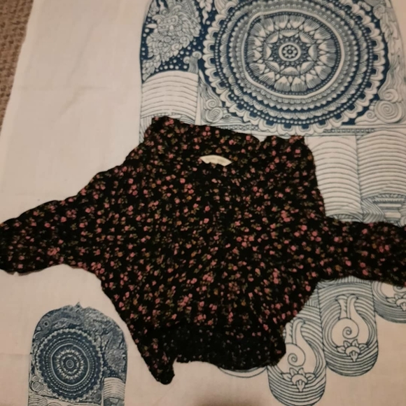Super cute floral top! - Picture 1 of 2